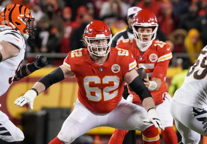 Joe Thuney puts his arms out and prepares to block as quarterback Patrick Mahomes catches the snap behind him